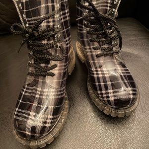 Slick black & white women’s 8 Dirty Laundry boot.